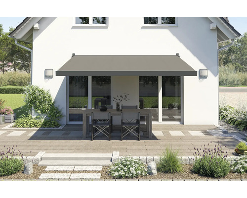 Terrasse mit Markise vor einem Haus, Esstisch und Gartenmöbel