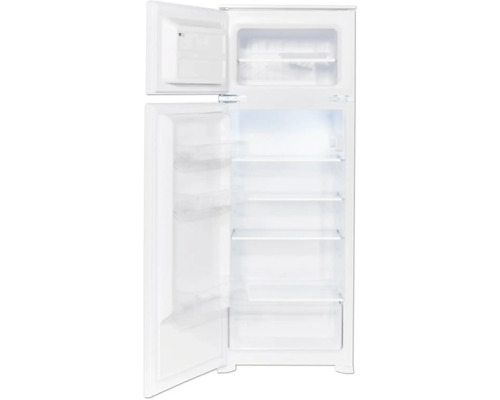 Réfrigérateur blanc ouvert avec étagères