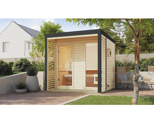 Sauna extérieure avec murs en bois, porte coulissante en verre et coin salon extérieur