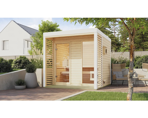 Sauna extérieure avec murs en bois, porte coulissante en verre et paroi à lamelles dans le jardin