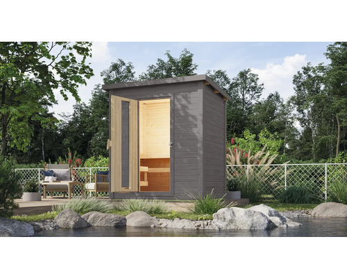 Außensauna aus Holz mit geöffneter Tür in einem Garten