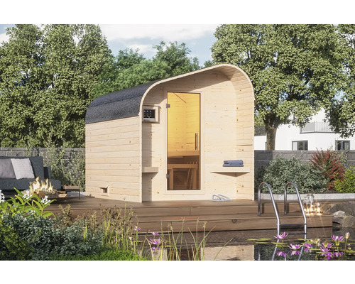 Außensauna aus Holz mit Glastür und Teich in einem Garten
