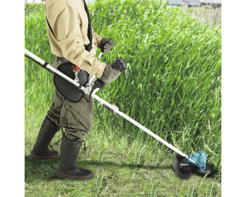 Person mäht Gras mit einem Rasentrimmer