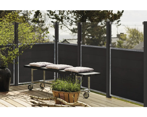 Terrasse avec brise-vue, banc avec coussins et jardinière