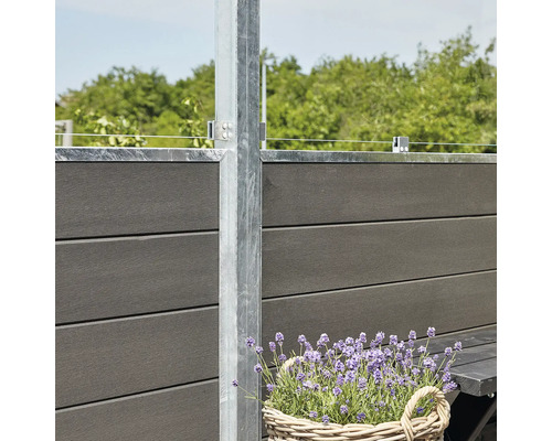 Brise-vue en WPC avec poteaux métalliques et décoration