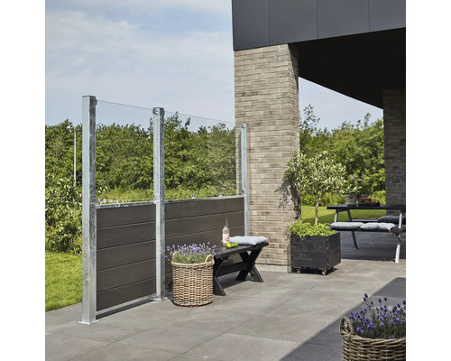 Terrasse avec paroi d''intimité en verre et bois composite, banc et plantation