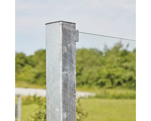 Poteau métallique pour construction de clôture