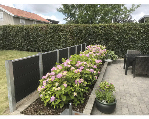 Jardin avec clôture d''intimité, hortensias et pavés