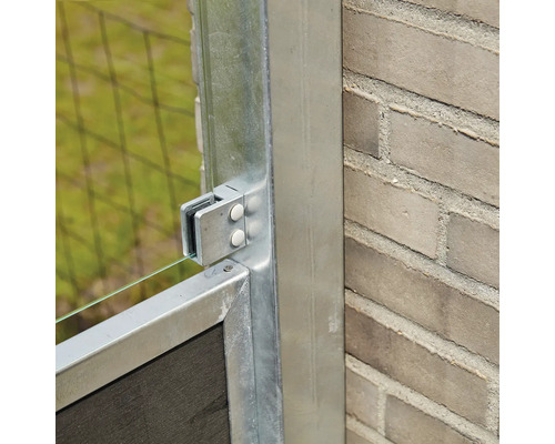 Détail d''une porte de jardin avec élément en verre et cadre en métal