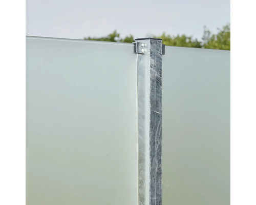 Vue détaillée d''un écran de confidentialité en verre et poteaux métalliques