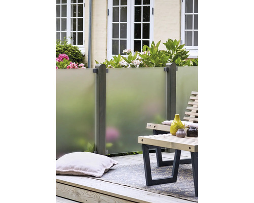Terrasse avec paravent, banc et décoration