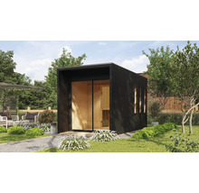 Moderne Gartensauna mit Holzverkleidung und Schiebetür in einem grünen Garten