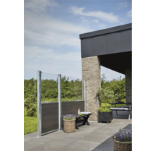 Terrasse avec pare-vent en verre et bois, banc et décoration