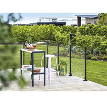 Scène de jardin avec bar, chaise et clôture en verre sur une terrasse en bois