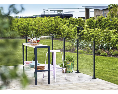 Scène de jardin avec bar, chaise et clôture en verre sur une terrasse en bois
