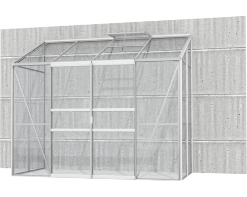 Gewächshaus mit Regalen zur Pflanzenaufzucht an einer Betonwand