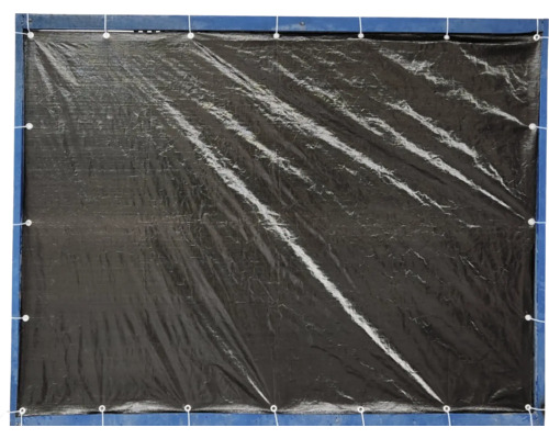 Bâche noire avec œillets sur un cadre