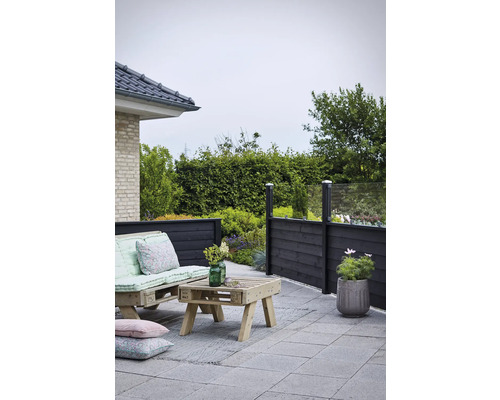 Aménagement de terrasse avec mobilier en bois, écran d''intimité et pavés