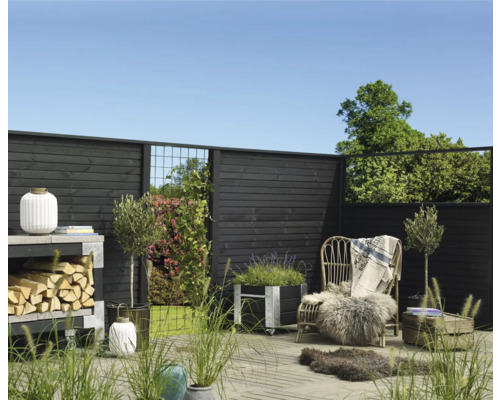 Espace de jardin décoratif avec clôture en bois, chaise et plantes