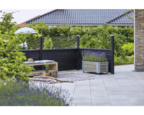 Espace jardin avec banc en bois, jardinière de lavande et écran de confidentialité