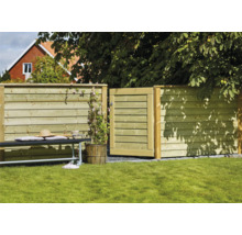 Holzzaun mit Gartentür, Bank und Pflanze im Garten