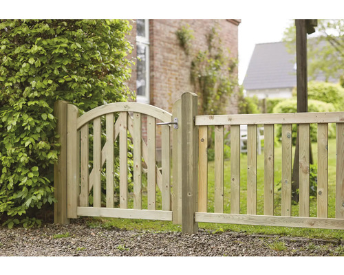 Clôture en bois avec portillon de jardin devant un jardin