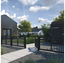 Ansicht eines Gartens mit Zaun, Gartenhaus und Wohnhäusern