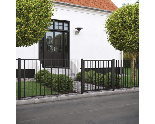 Schwarzer Metallzaun mit Tor vor einem Haus