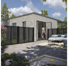 Aussenbereich mit modernem Haus, Terrasse mit Sitzgruppe, Sandkasten und Sichtschutzzaun