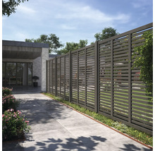 Clôture de protection visuelle en bois dans le jardin