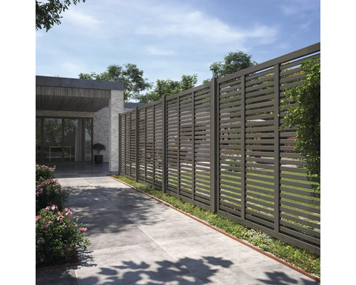 Clôture de protection visuelle en bois dans le jardin
