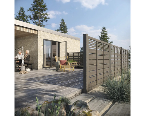 Terrasse avec sol en bois et clôture d''intimité