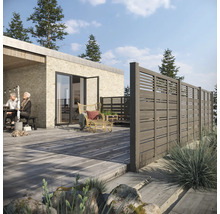 Terrasse avec plancher en bois et clôture d''intimité