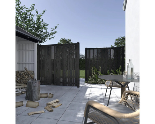 Scène avec une clôture en bois opaque dans le jardin avec cabanon et coin salon
