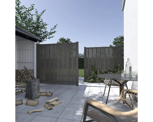 Scène de jardin avec éléments de clôture et coin salon sur une terrasse