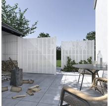 Scène de jardin avec clôture d''intimité, scène de bûcheronnage et mobilier de jardin sur une terrasse