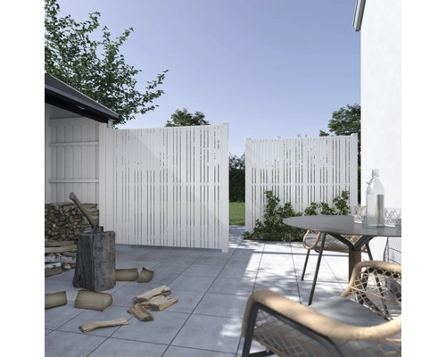 Scène de jardin avec clôture d''intimité, scène de bûcheronnage et mobilier de jardin sur une terrasse