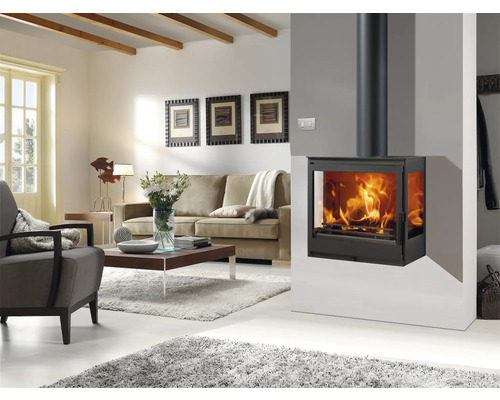 Wohnzimmer mit Kaminofen, Sofa und Couchtisch