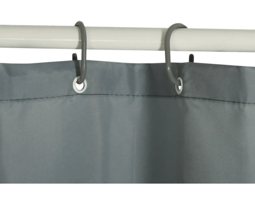Grauer Duschvorhang mit Duschvorhangringen an einer Duschstange