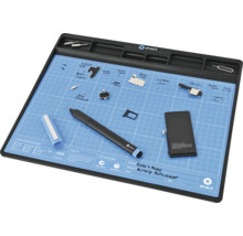 iFixit Reparaturmatte mit Stift und diversen Smartphone-Ersatzteilen