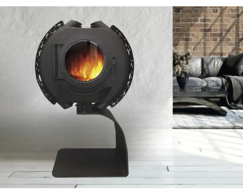 Poêle rond dans le salon avec porte vitrée et feu qui brûle.