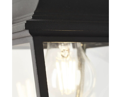 Detailansicht einer schwarzen Aussenleuchte mit Glühbirne.