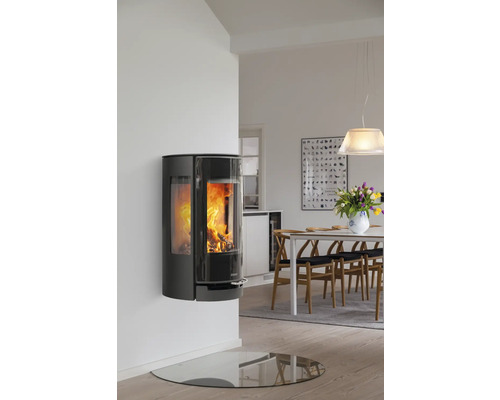 Poêle mural dans un salon avec table à manger
