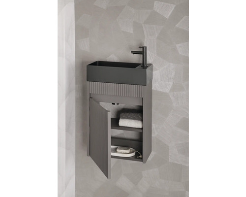 Salle de bain avec meuble sous-vasque, armoire ouverte, serviettes et savon