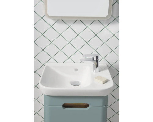 Lavabo avec meuble sous-vasque et robinet dans la salle de bain
