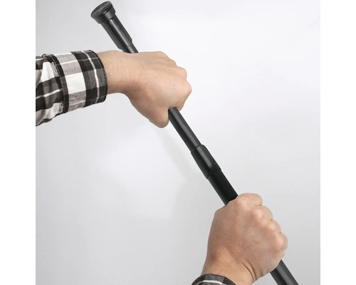 Person montiert eine Teleskopstange