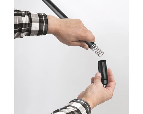 Eine Person montiert einen Unkrautbrenner mit einer Spirale.