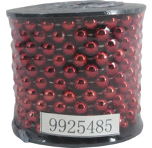 Rote Perlenkette auf einer Spule zur Dekoration