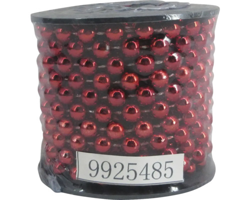 Rote Perlenkette auf einer Spule zur Dekoration