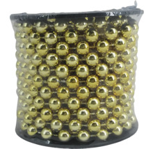 Goldene Perlenkette zur Dekoration